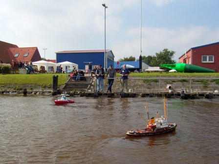 Franz und Rolf trauten sich auch mal ins Hafenwasser. [Foto : TW]